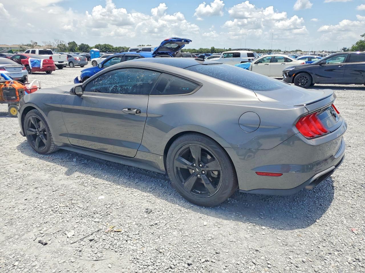 2021 Ford Mustang - zdjęcie 2