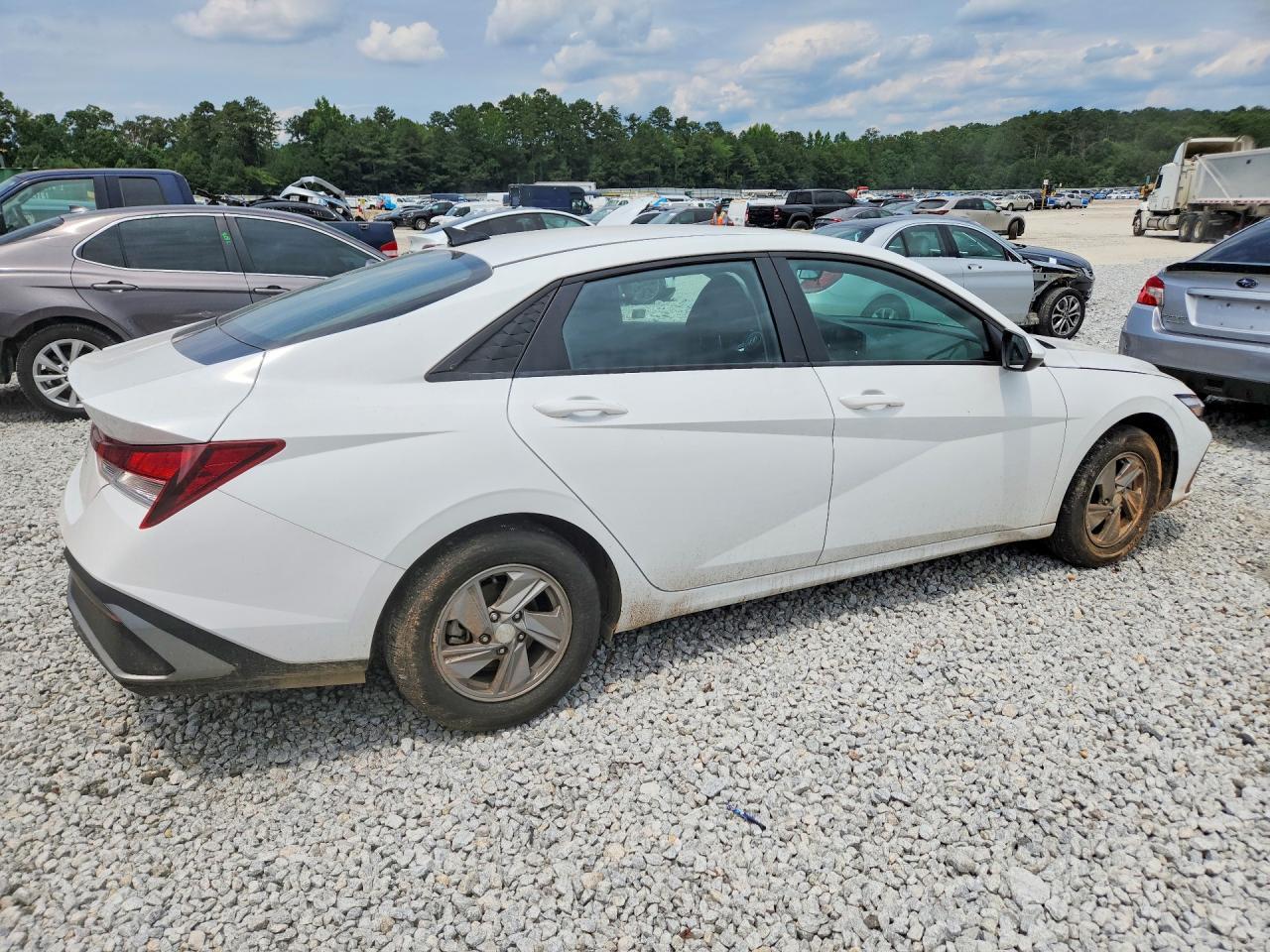 2025 Hyundai Elantra Se - zdjęcie 3