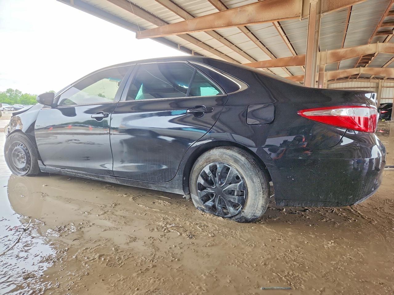 2015 Toyota Camry Le - zdjęcie 2