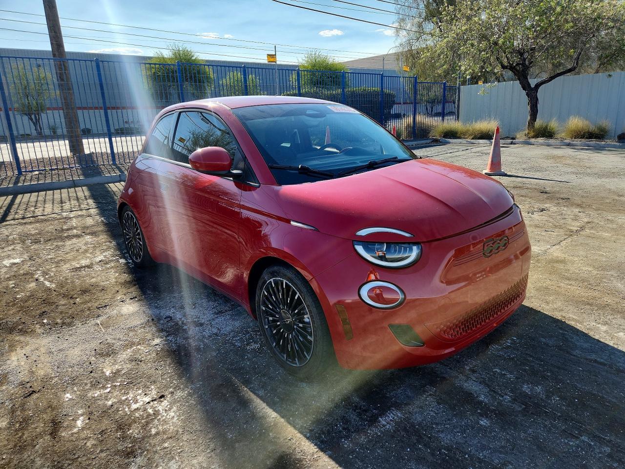 2024 Fiat 500 E Red - zdjęcie 4