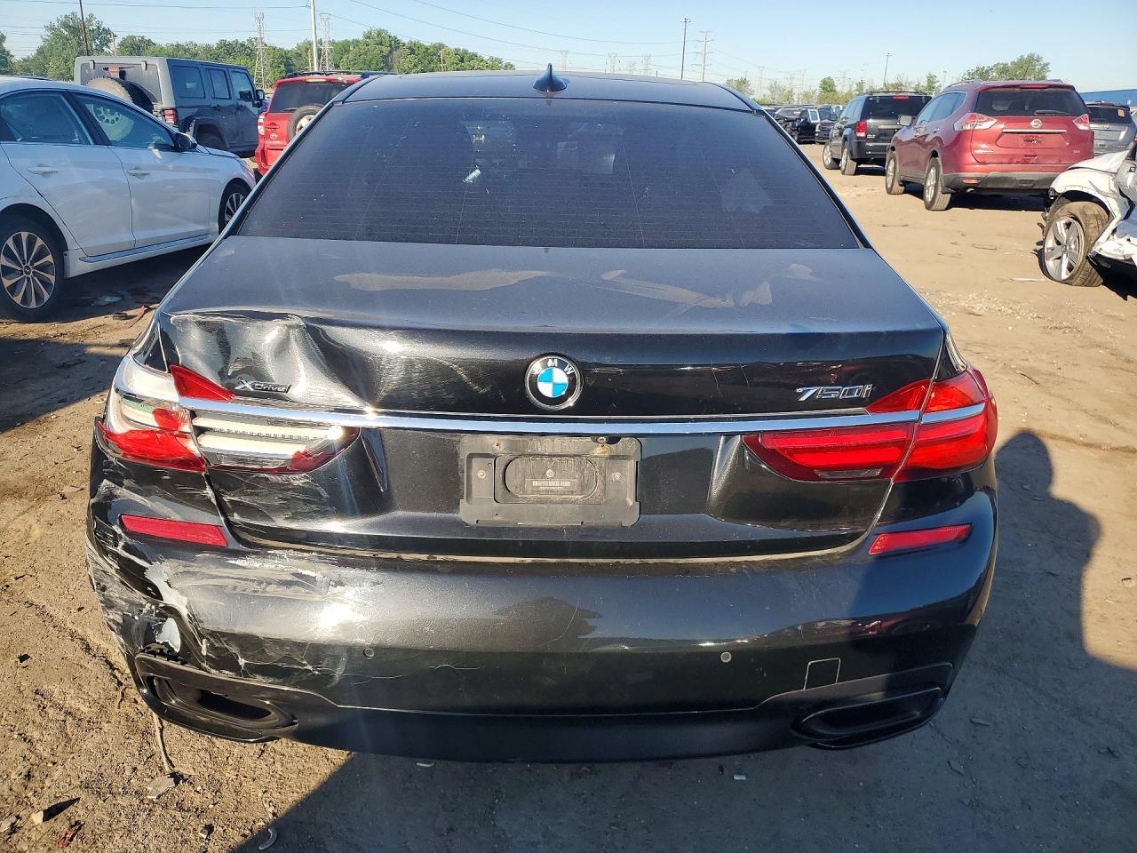 2016 BMW Seria 7 750i - zdjęcie 6