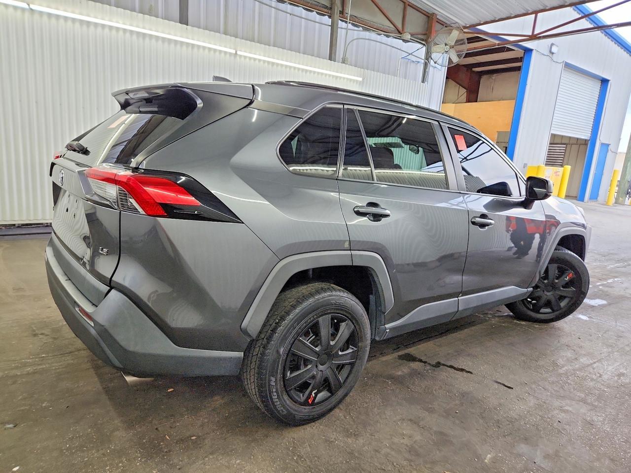 2020 Toyota Rav4 Le - zdjęcie 3