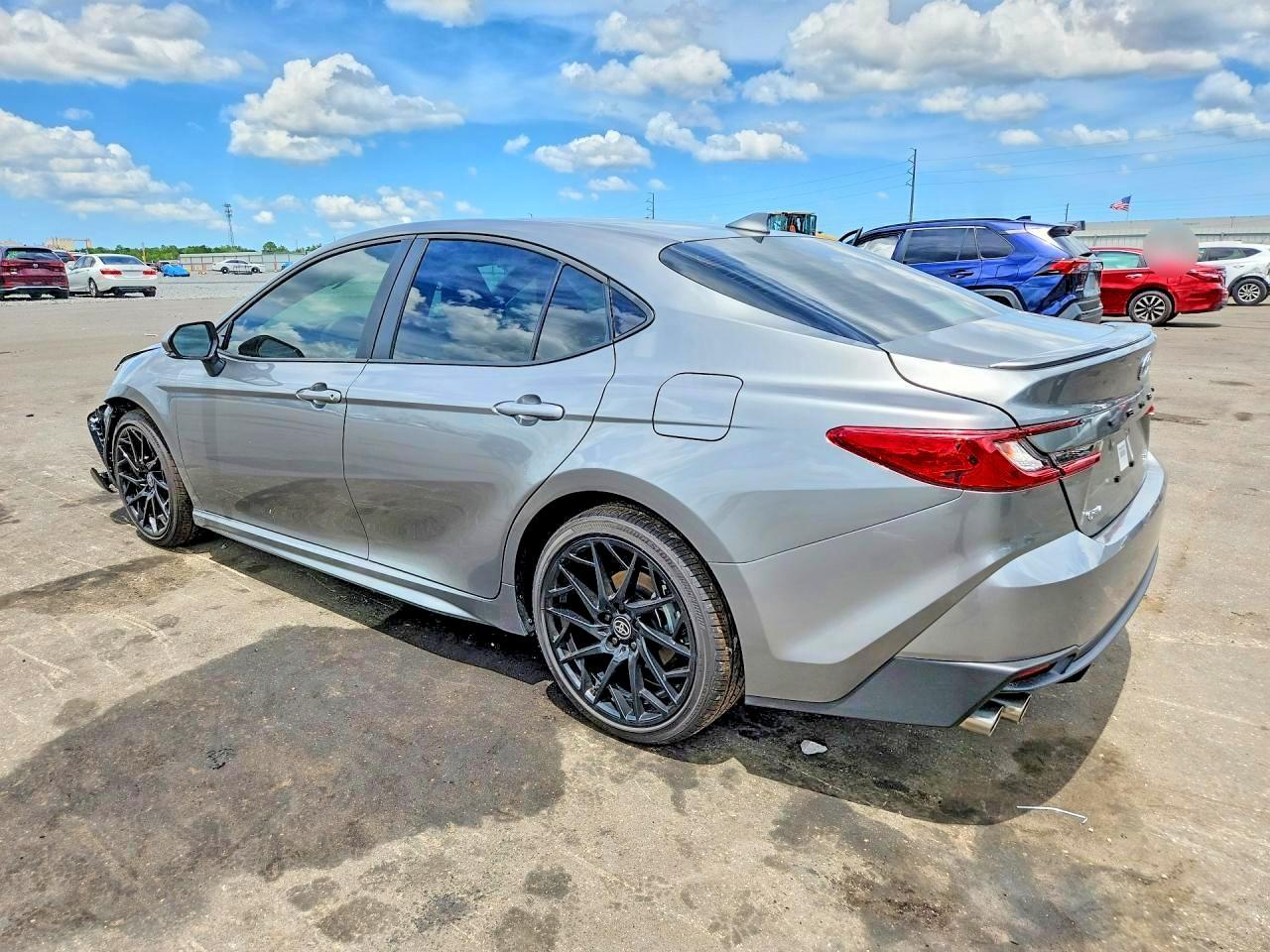 2026 Toyota Camry Se - zdjęcie 2