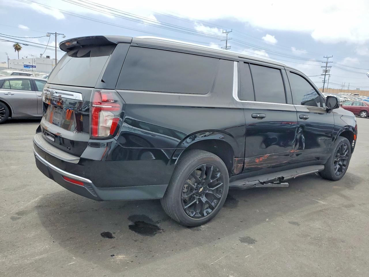 2022 Chevrolet Suburban C1500 Lt - zdjęcie 3
