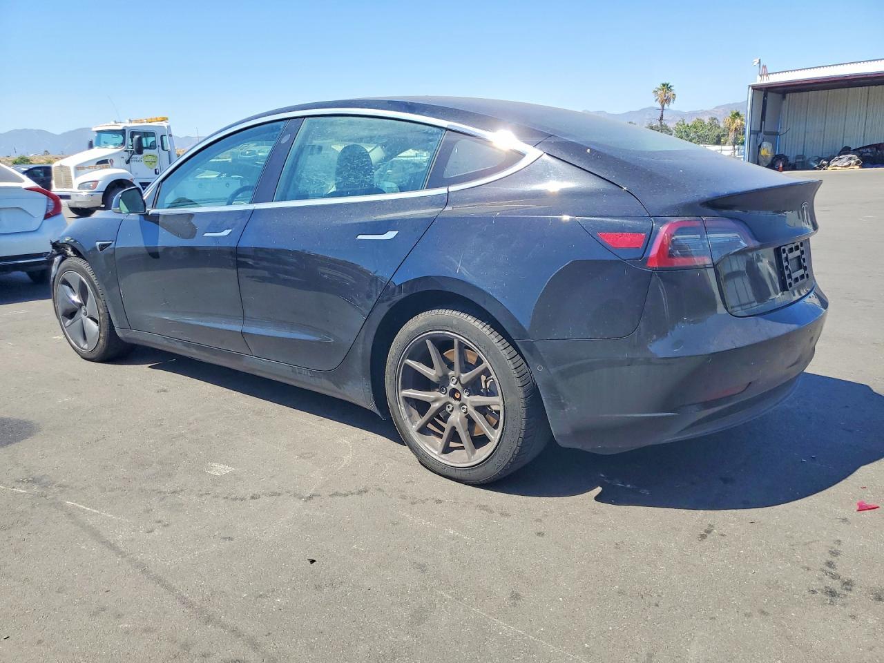 2019 Tesla Model 3 - zdjęcie 2