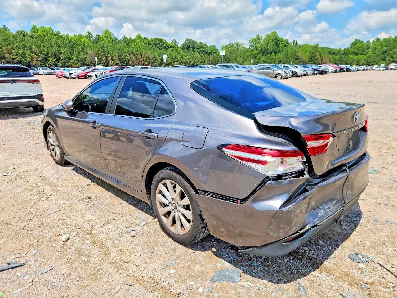 2018 Toyota Camry Le - zdjęcie 2