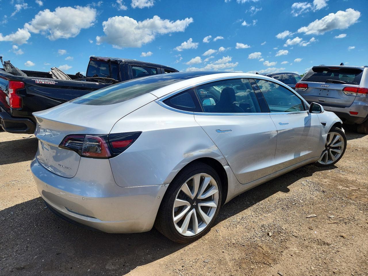 2018 Tesla Model 3 - zdjęcie 3