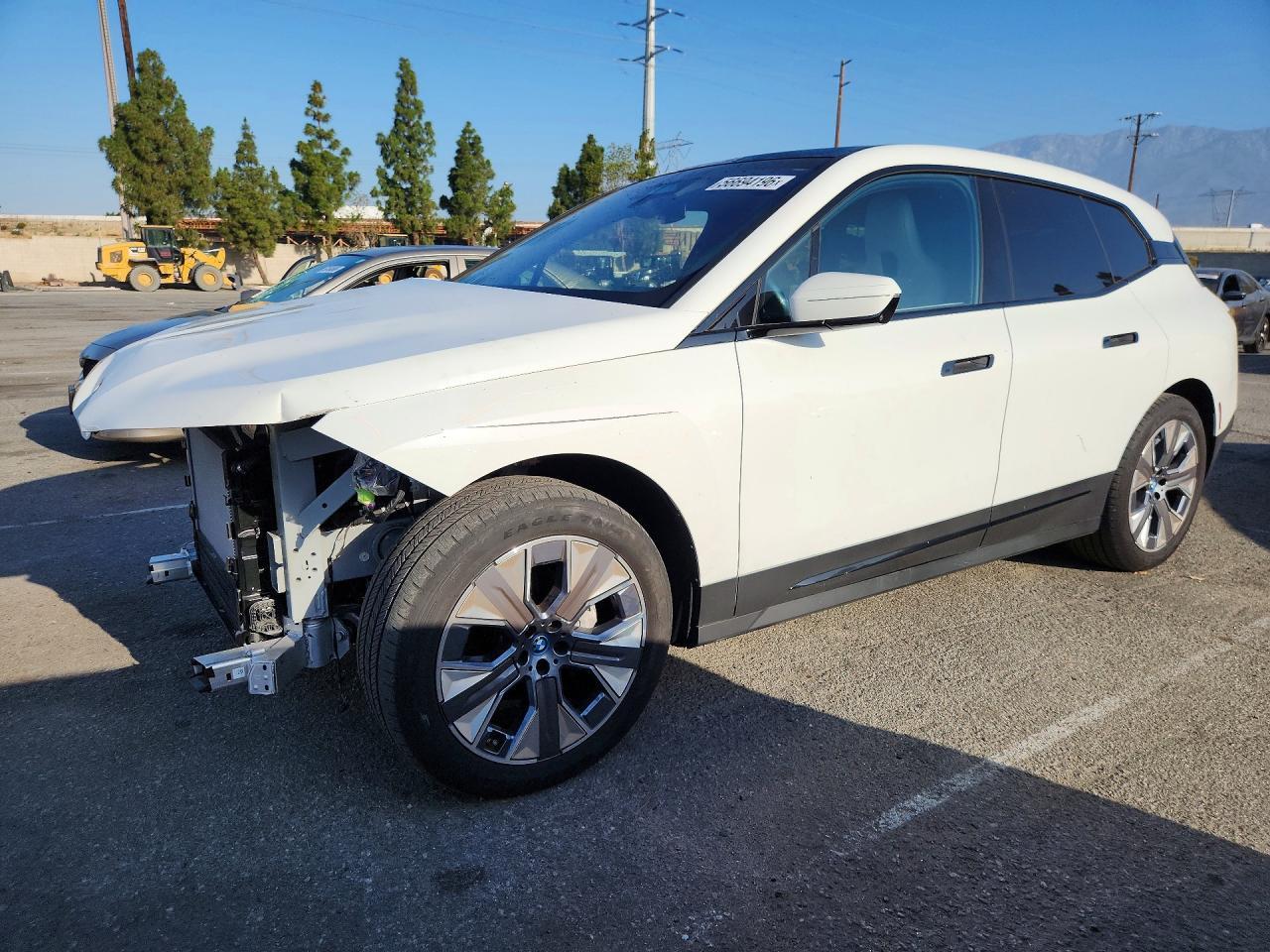2025 BMW Ix xDrive50 - zdjęcie główne