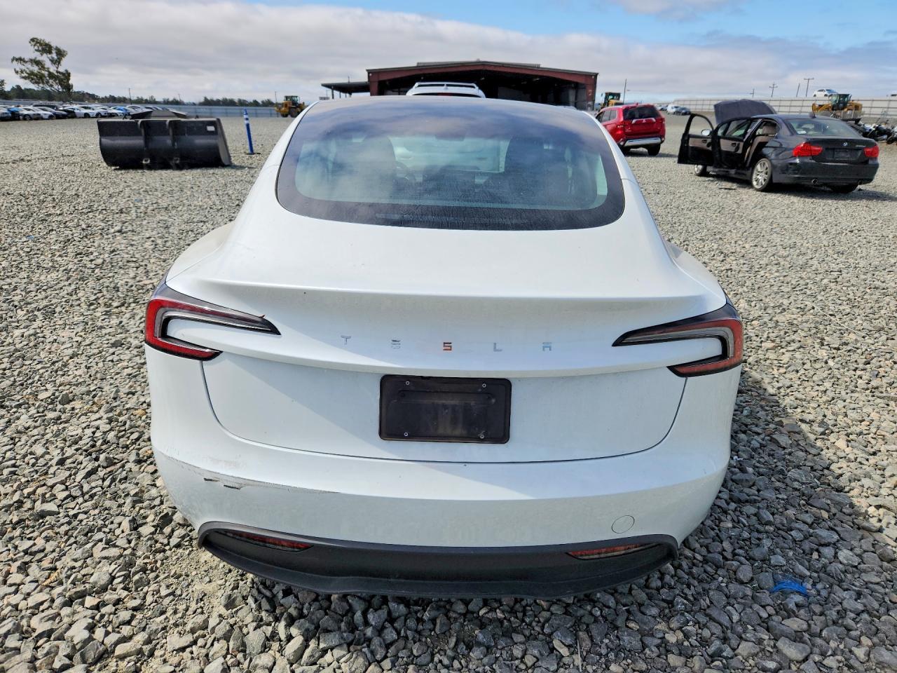 2025 Tesla Model 3 - zdjęcie 6