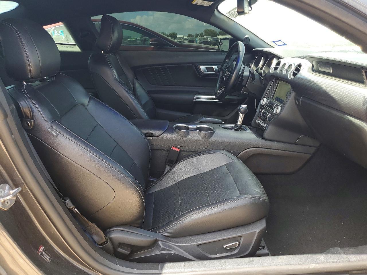 2019 Ford Mustang Coupe - zdjęcie 10