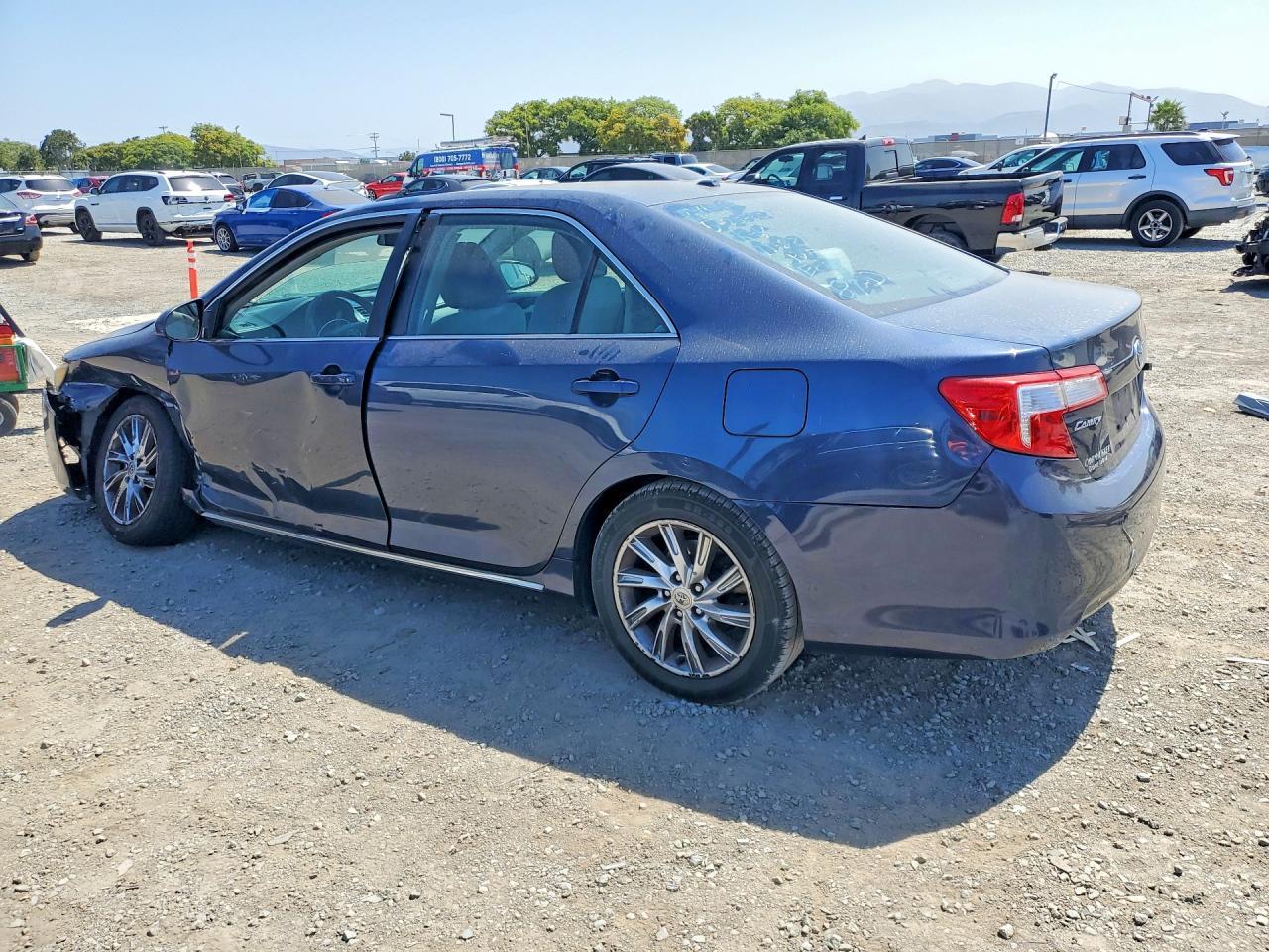 2014 Toyota Camry Le - zdjęcie 2