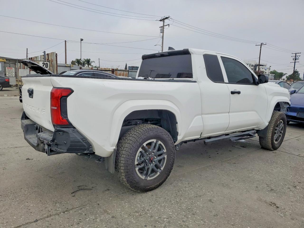 2024 Toyota Tacoma Sr - zdjęcie 3