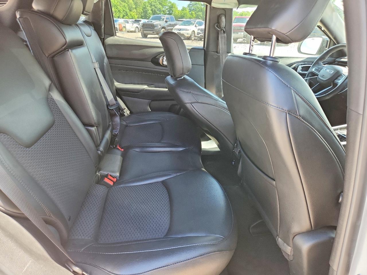 2022 Jeep Compass Latitude - zdjęcie 11