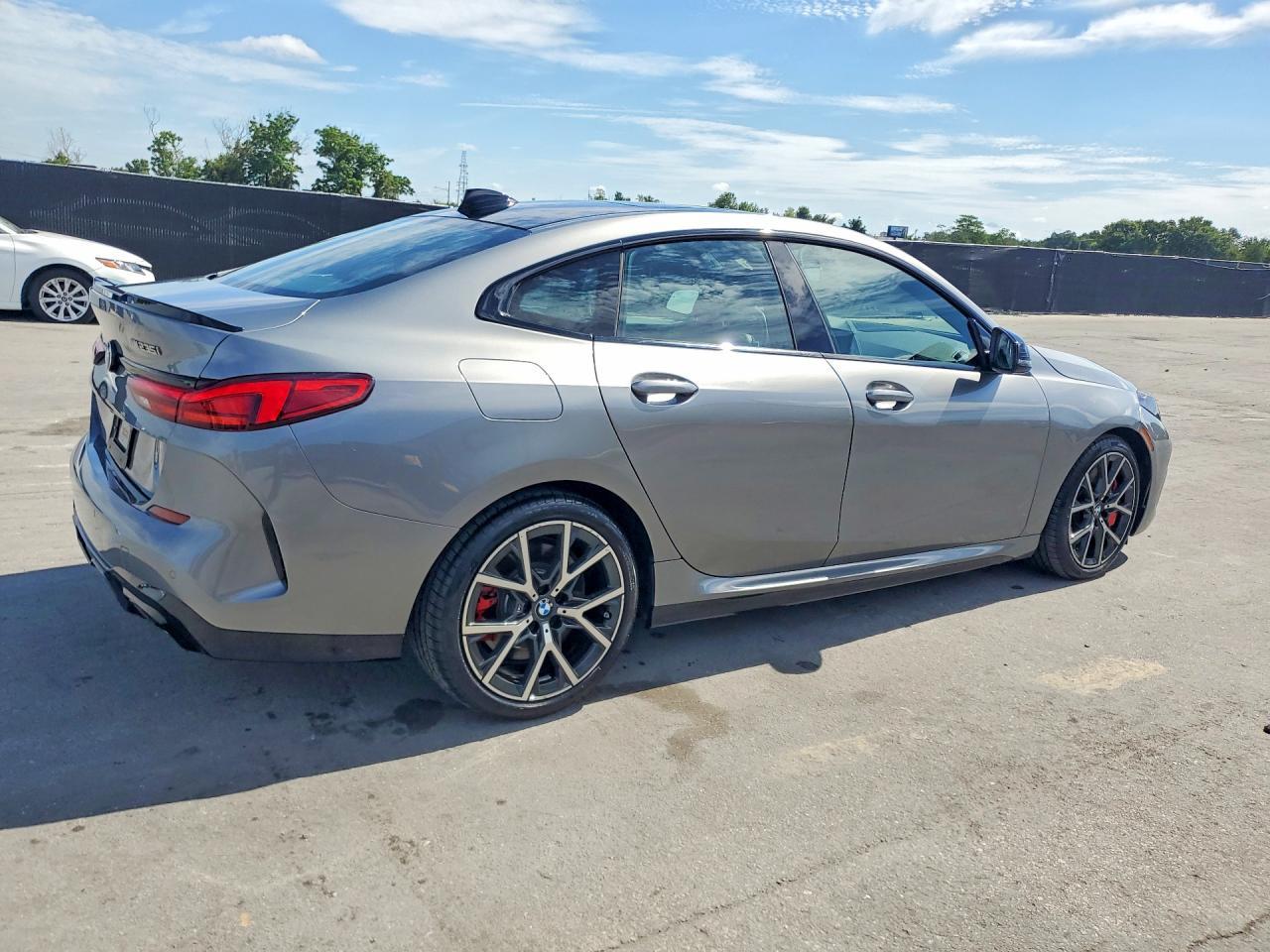 2024 BMW M235Xi - zdjęcie 3