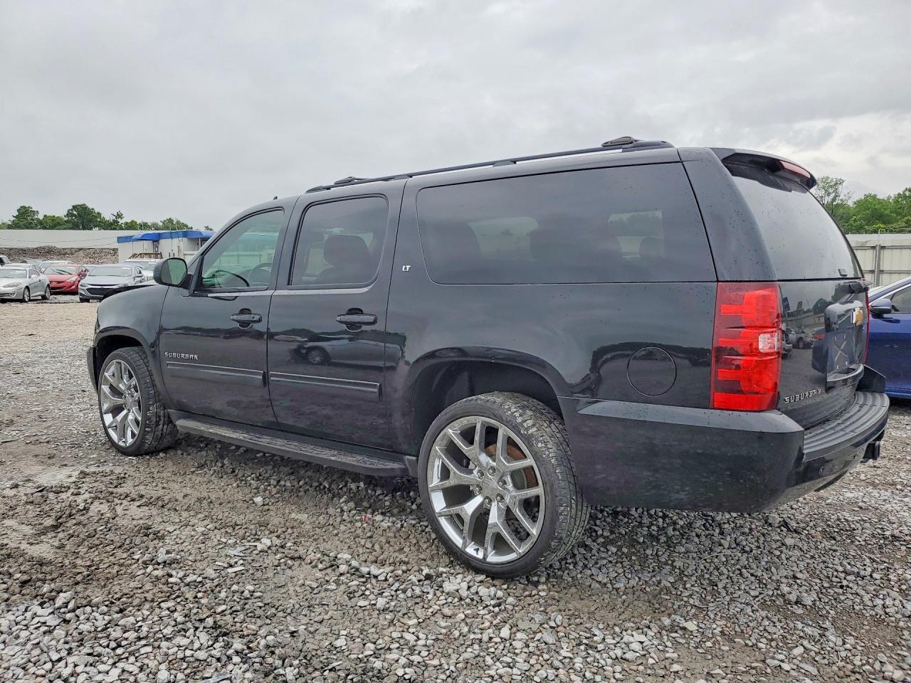2013 Chevrolet Suburban C1500 Lt - zdjęcie 2