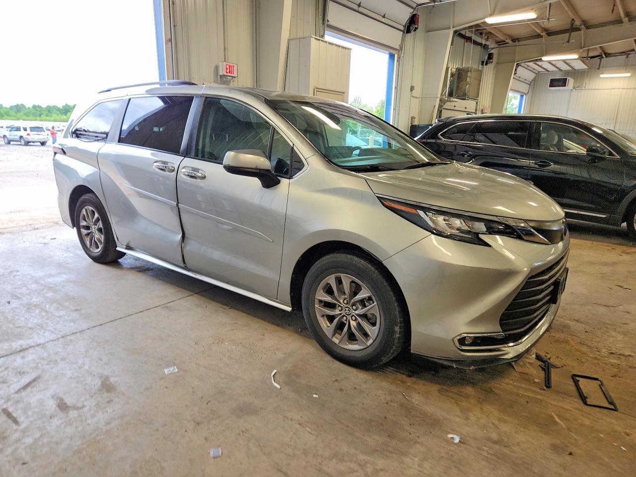 2022 Toyota Sienna Xle - zdjęcie 4