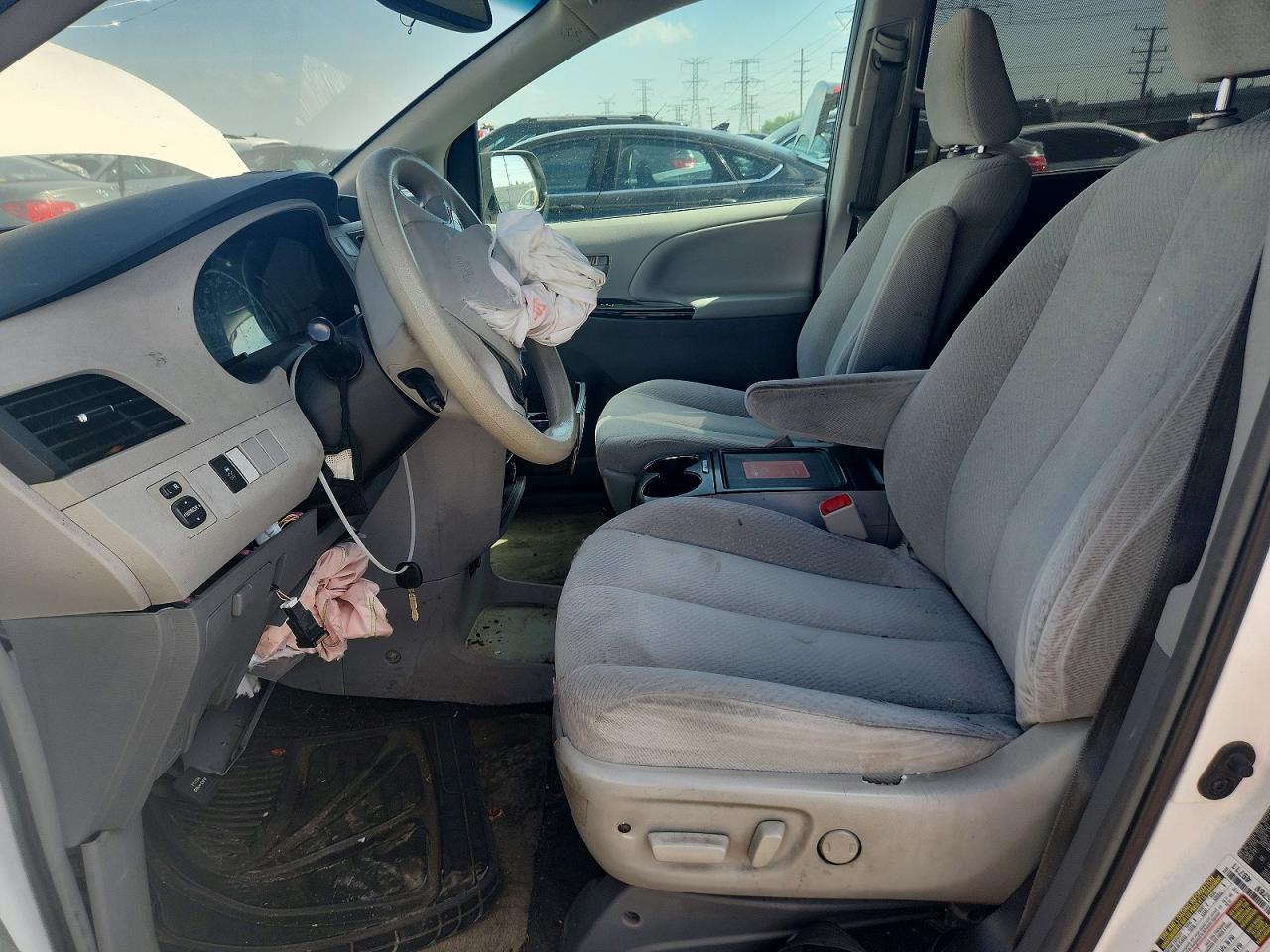 2014 Toyota Sienna Le - zdjęcie 7