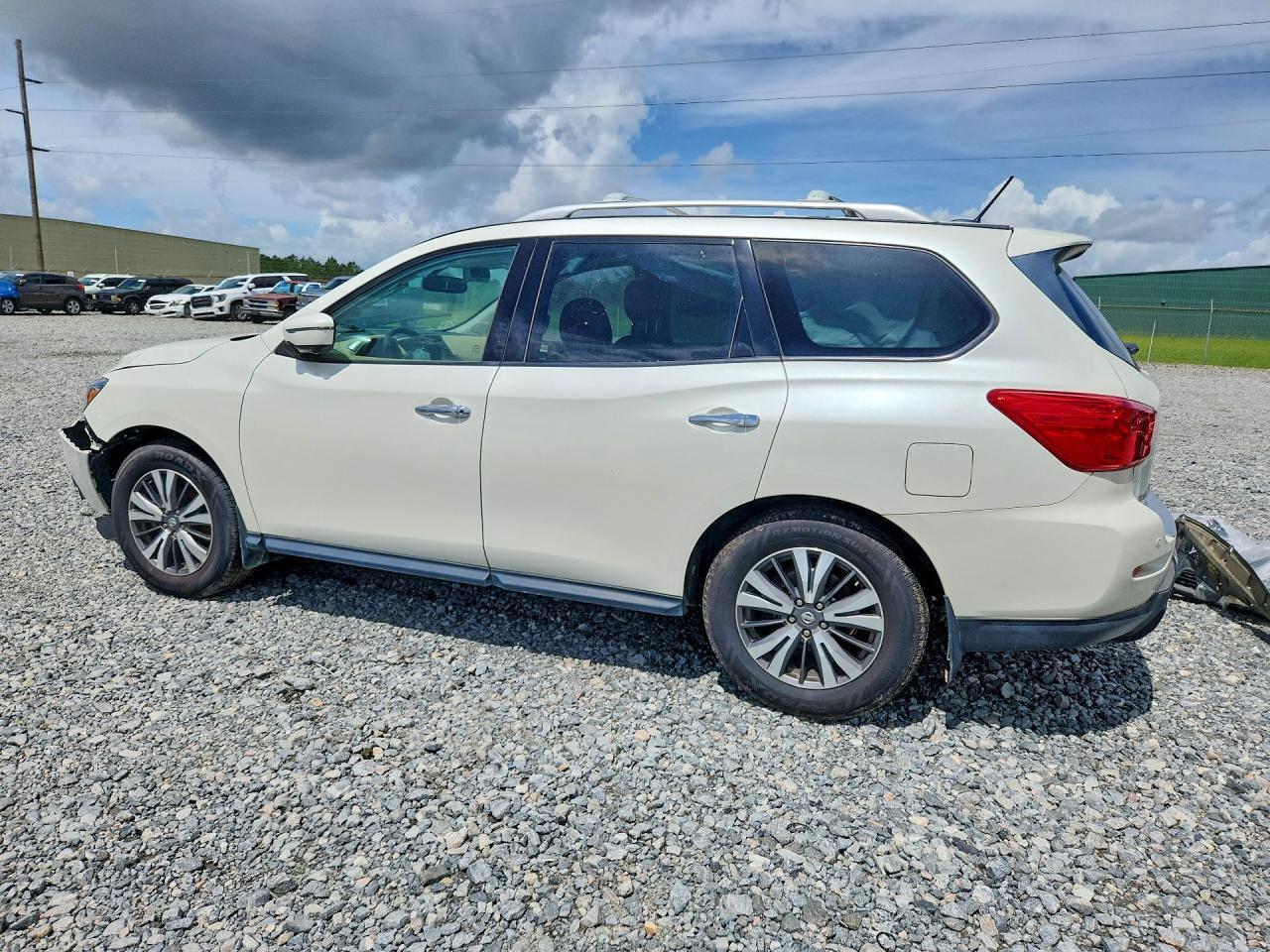 2017 Nissan Pathfinder Sl - zdjęcie 2