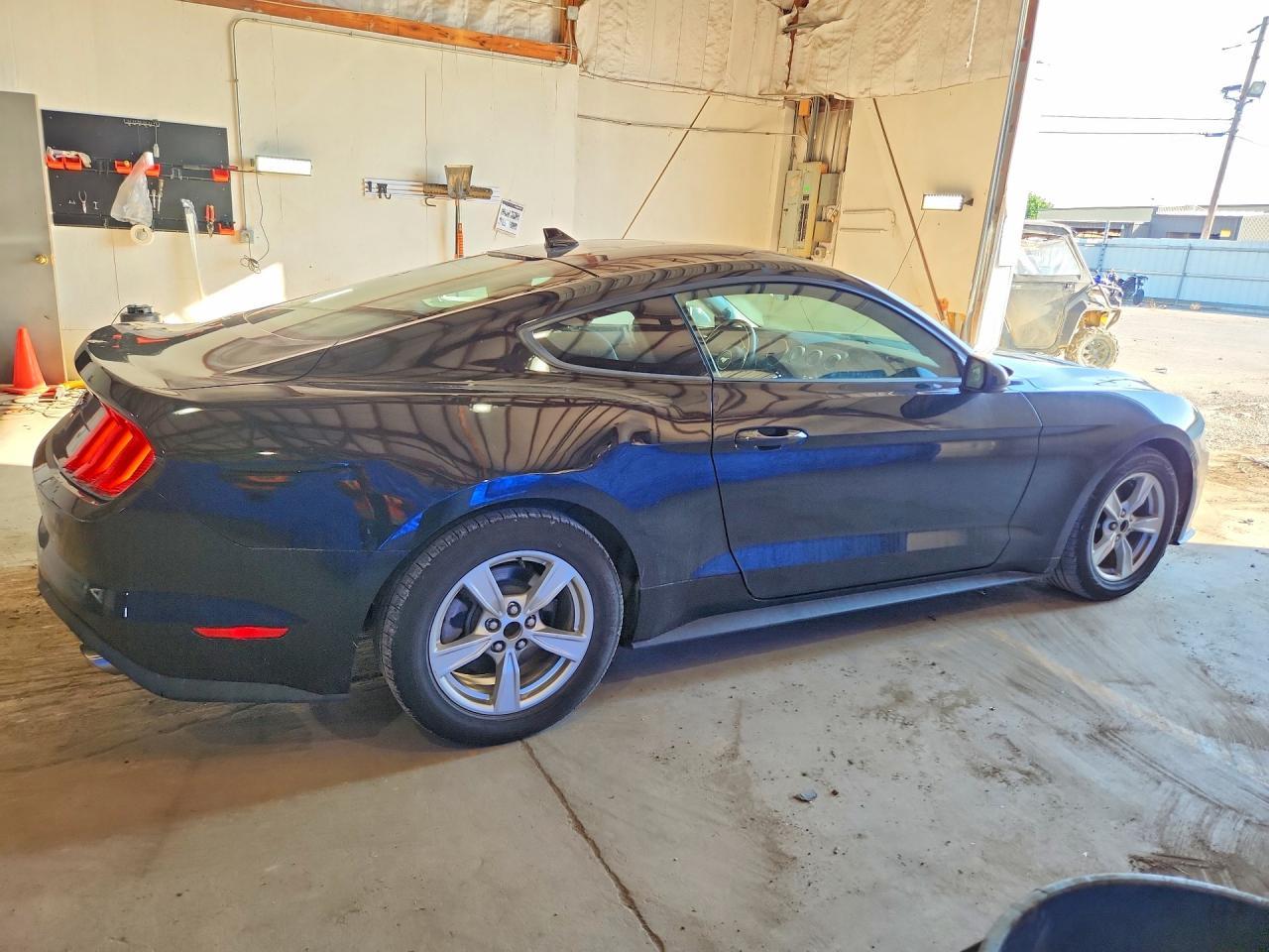 2021 Ford Mustang - zdjęcie 3