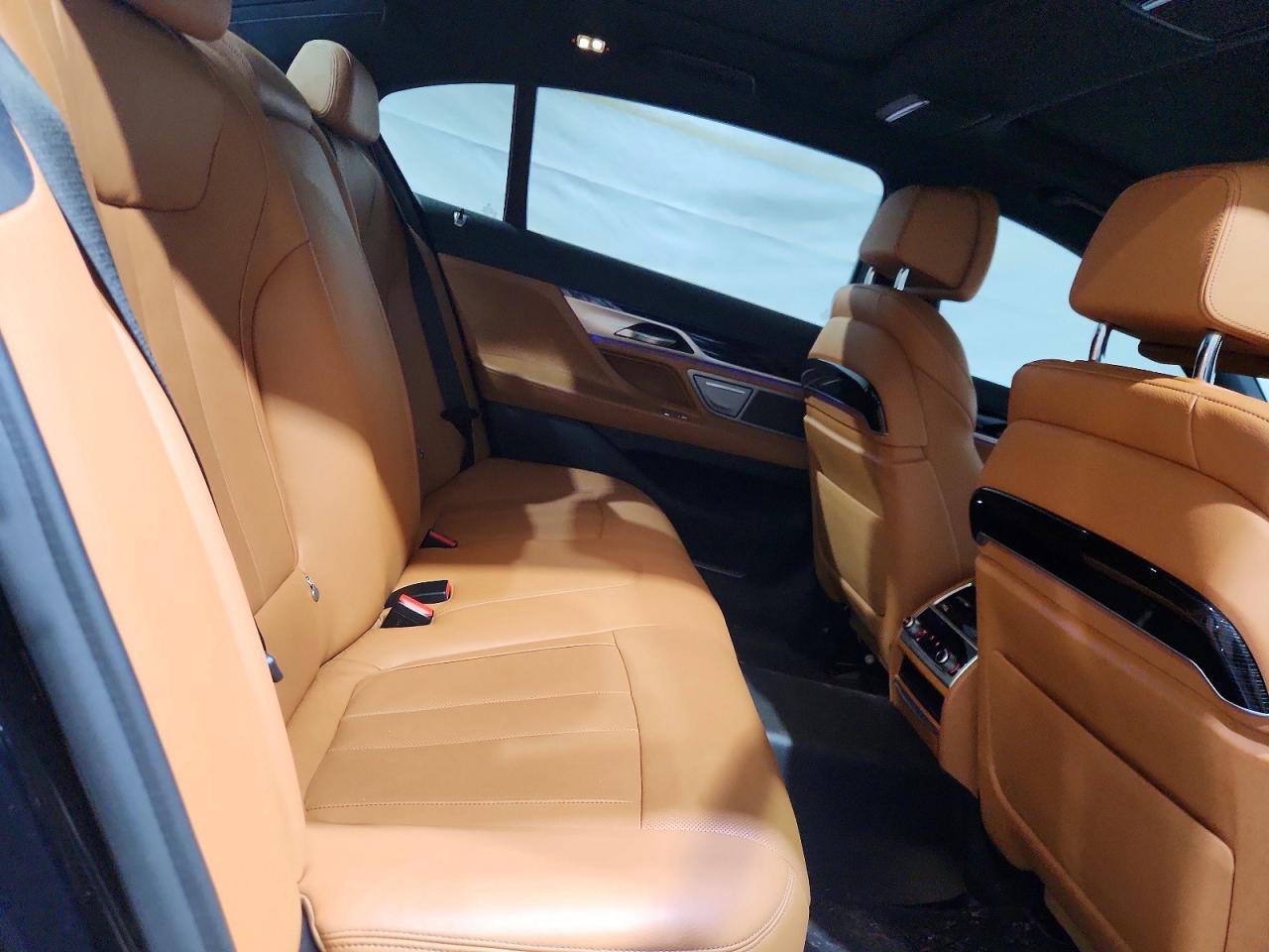 2020 BMW Seria 7 740i - zdjęcie 10