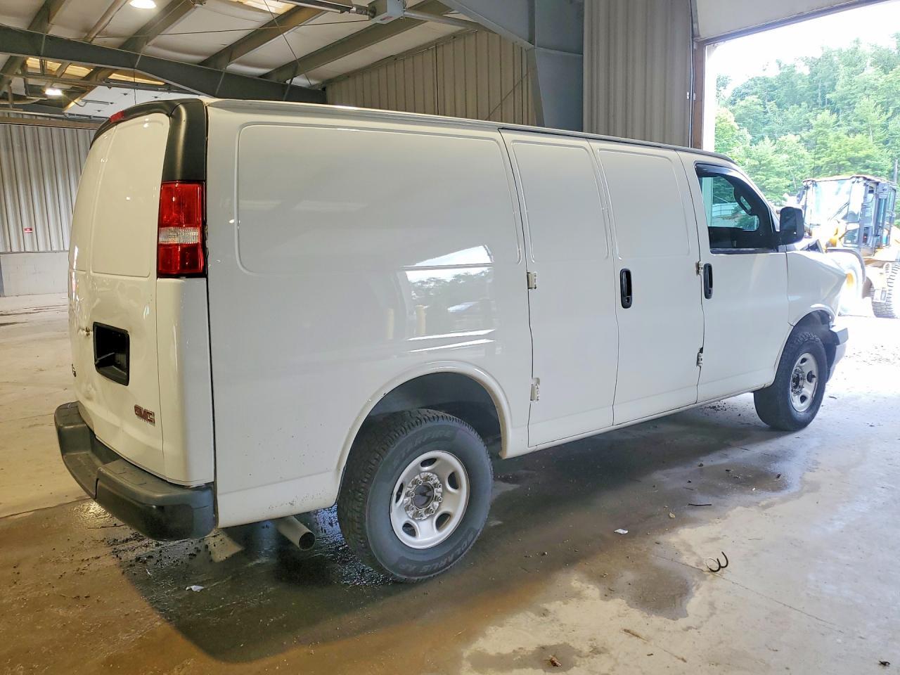 2023 GMC Savana G2500 - zdjęcie 3