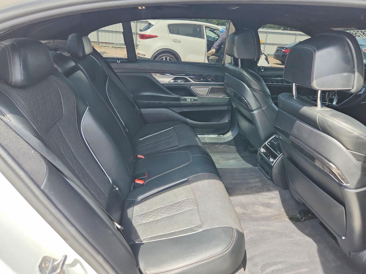 2016 BMW 740 I - zdjęcie 10
