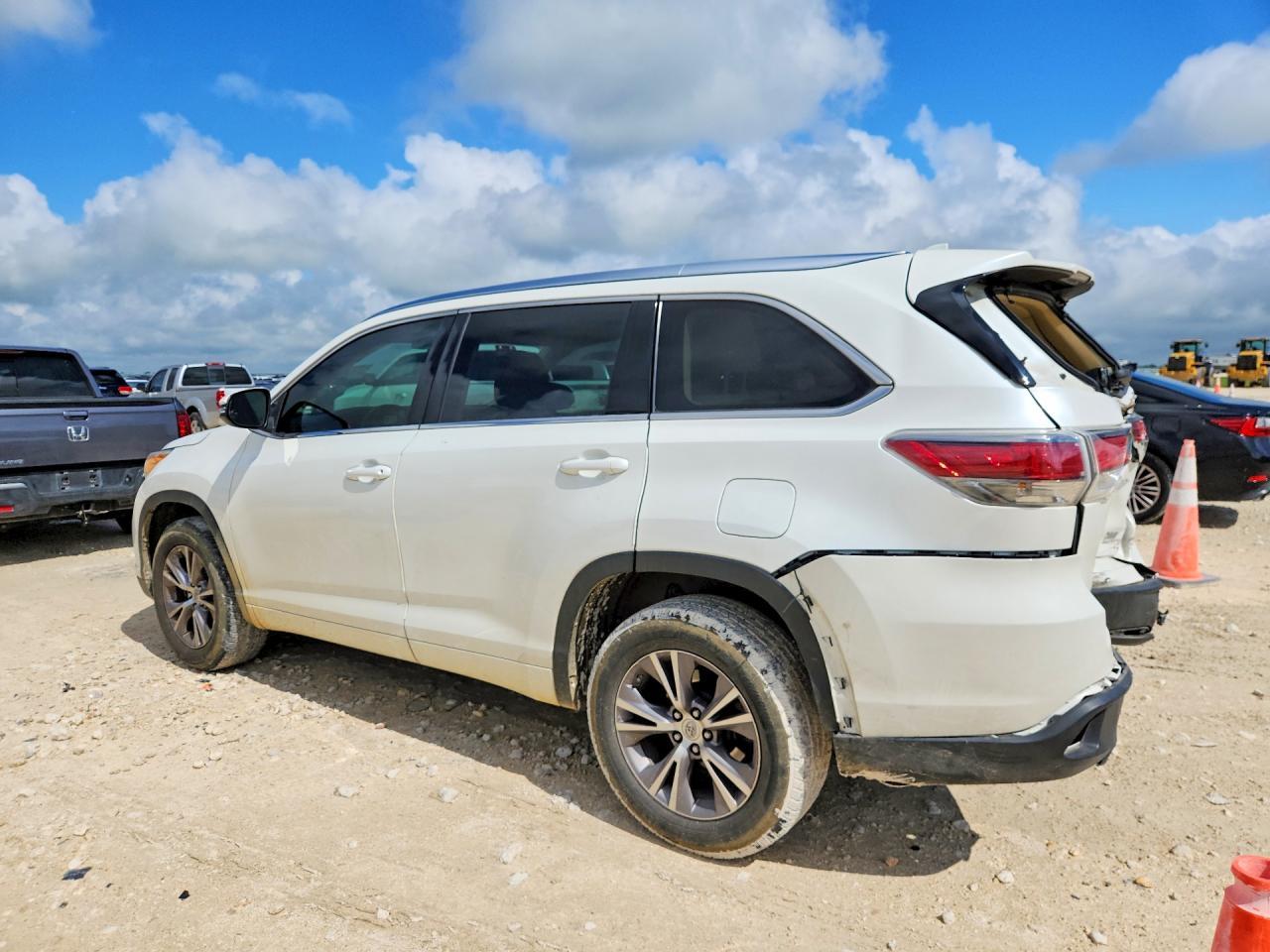 2015 Toyota Highlander - zdjęcie 2