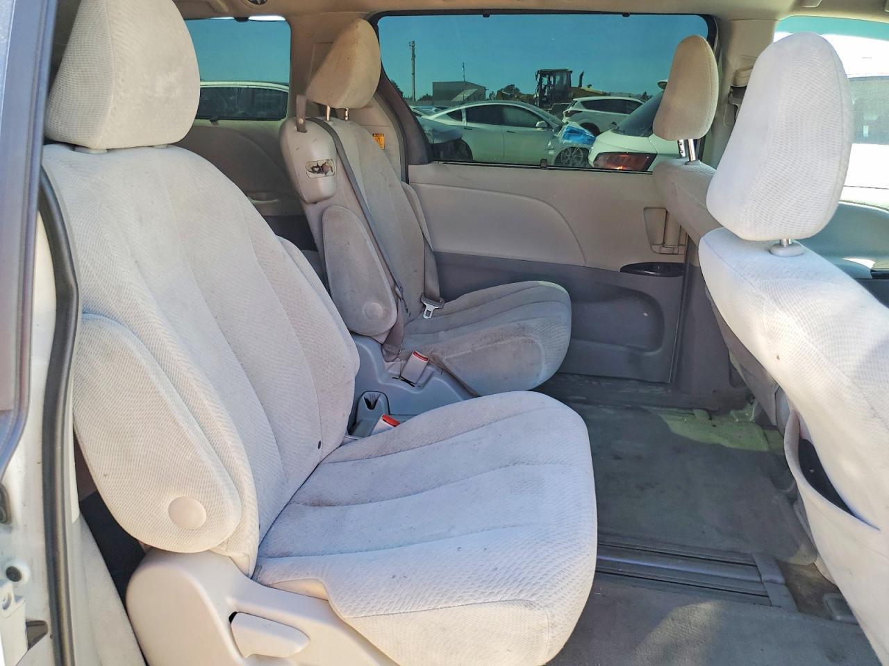 2013 Toyota Sienna Le - zdjęcie 11