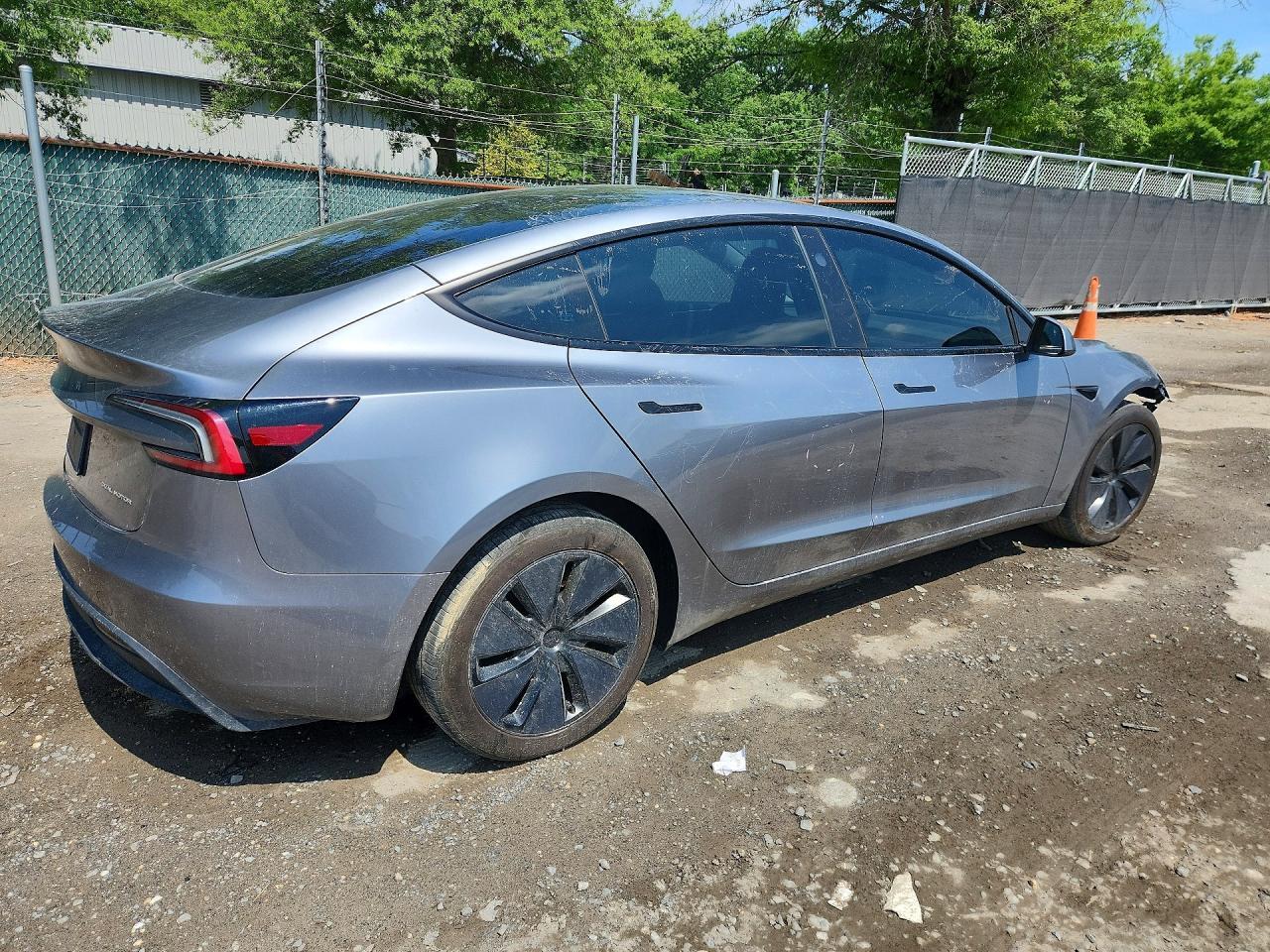 2025 Tesla Model 3 - zdjęcie 3