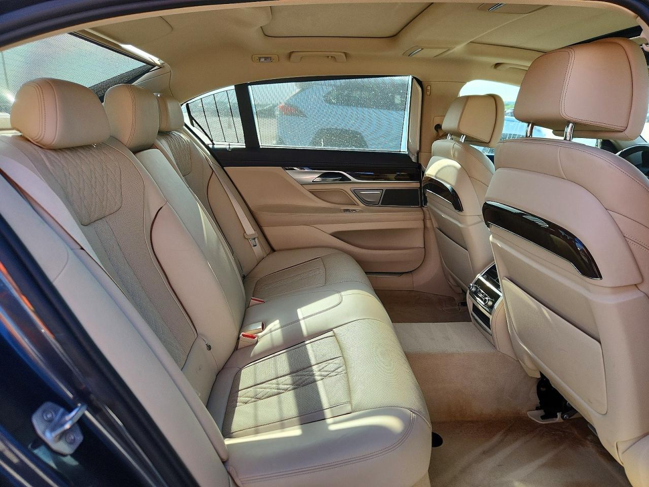 2016 BMW 740 I - zdjęcie 10