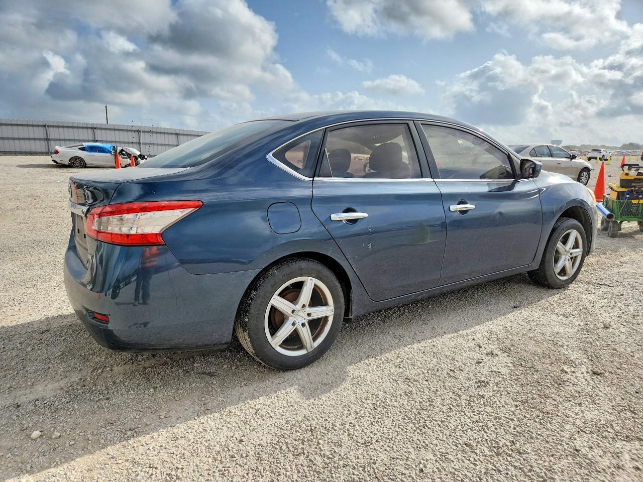 2014 Nissan Sentra S - zdjęcie 3