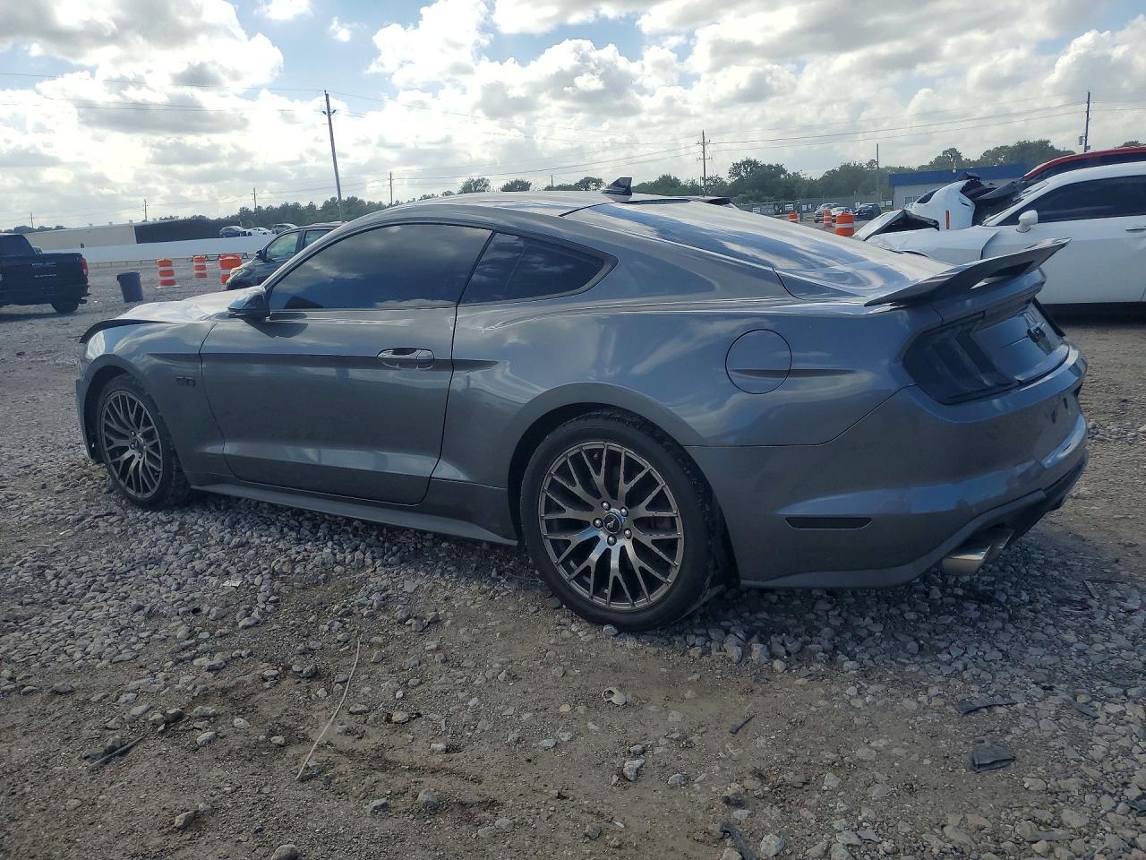 2021 Ford Mustang Gt - zdjęcie 2