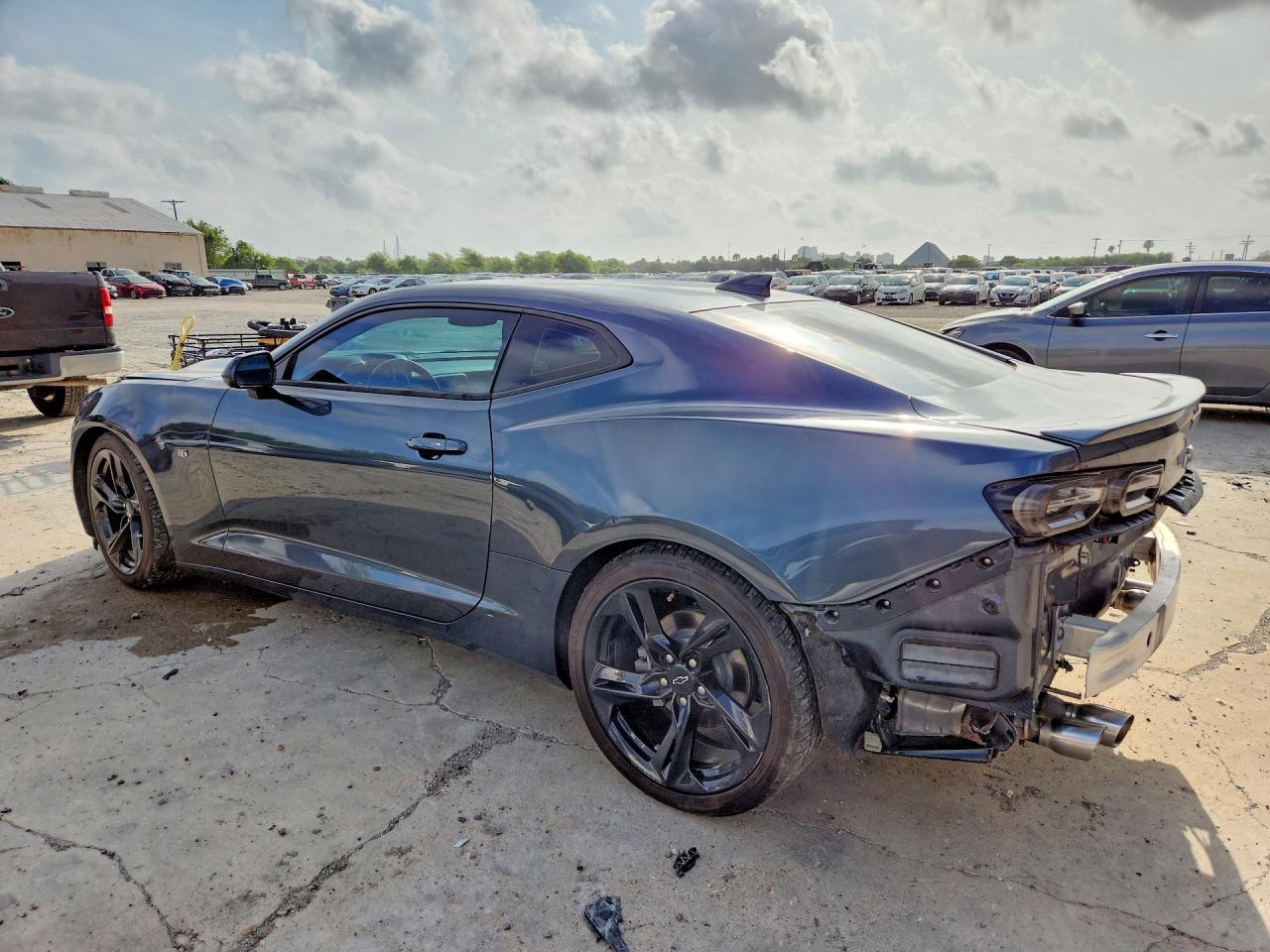 2021 Chevrolet Camaro - zdjęcie 2