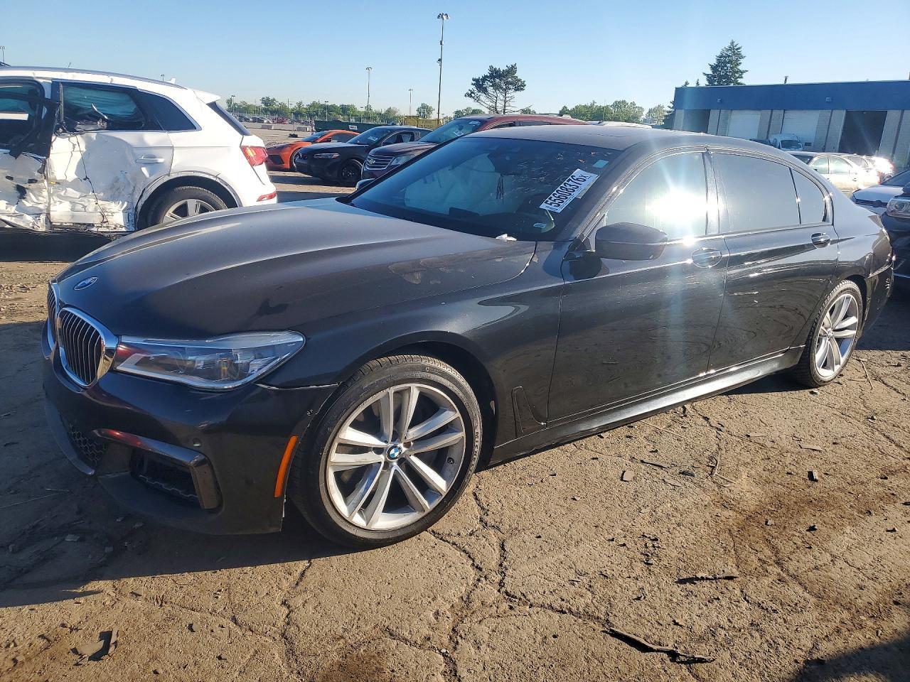 2016 BMW Seria 7 750i - zdjęcie główne