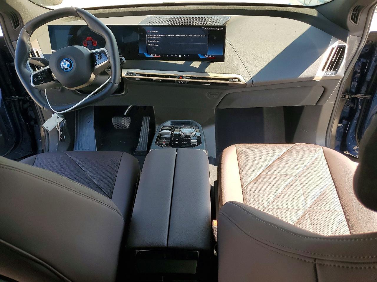 2025 BMW Ix xDrive50 - zdjęcie 8