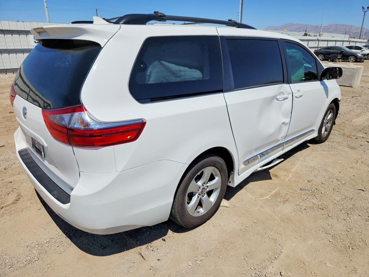 2020 Toyota Sienna Le - zdjęcie 3