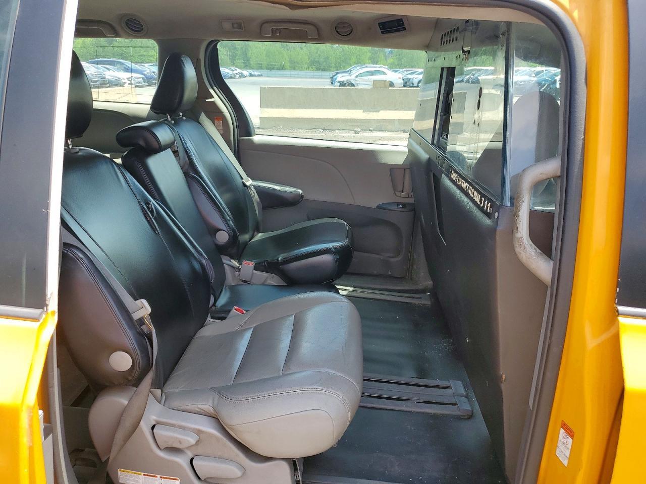 2017 Toyota Sienna Le - zdjęcie 11