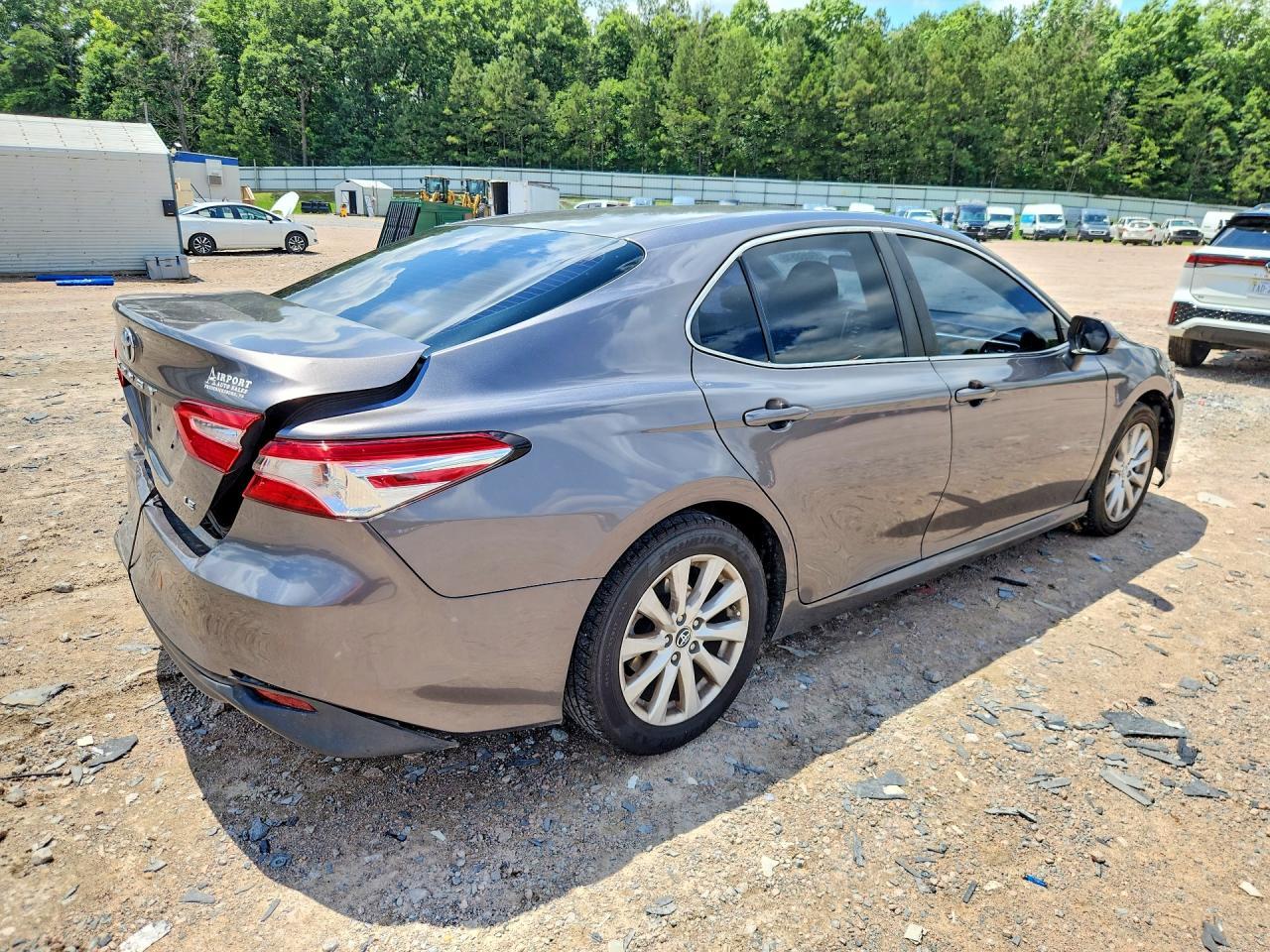 2018 Toyota Camry Le - zdjęcie 3