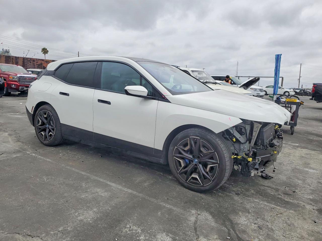 2023 BMW Ix M60 - zdjęcie 4