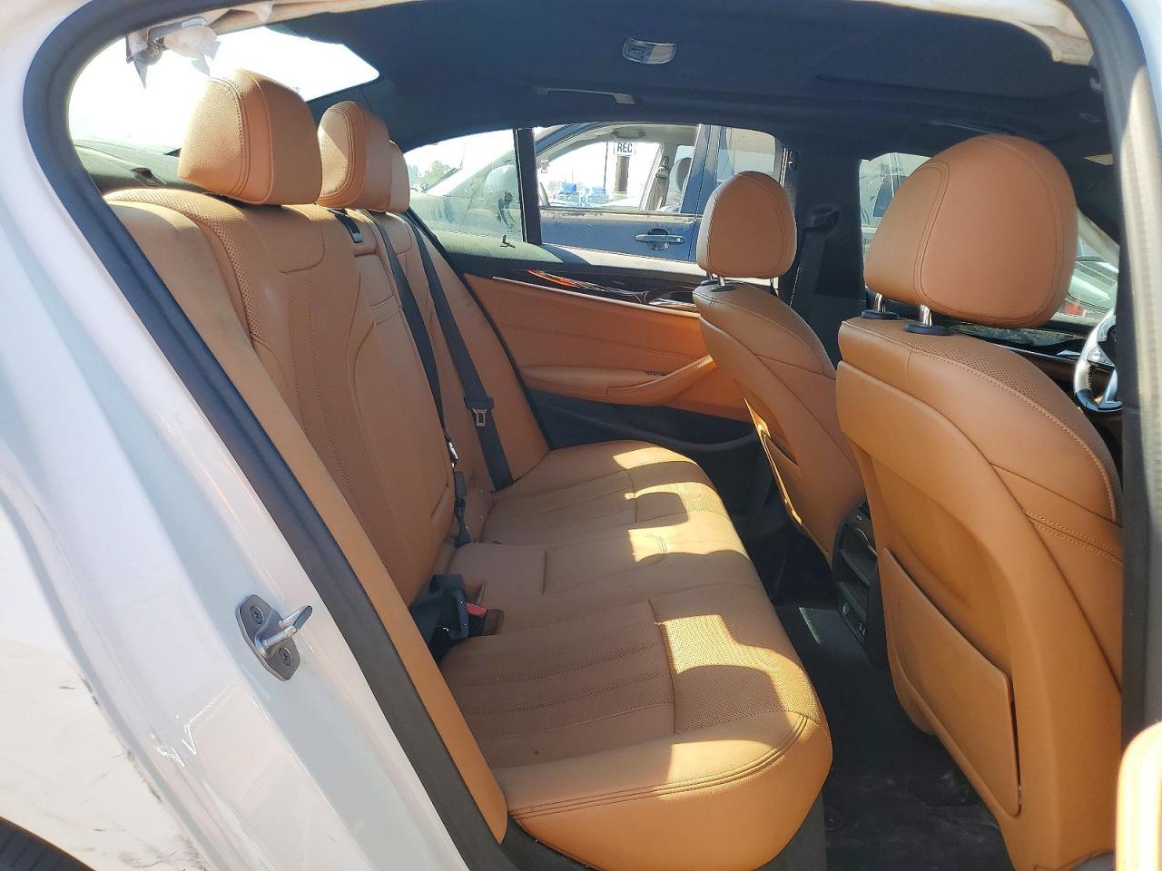 2021 BMW 530E - zdjęcie 10