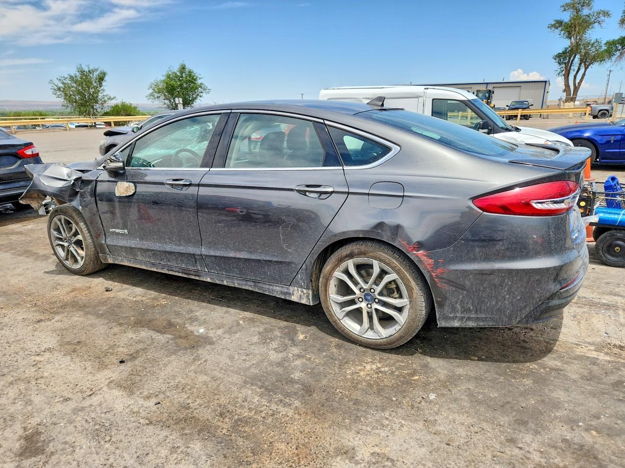 2019 Ford Fusion Titanium - zdjęcie 2