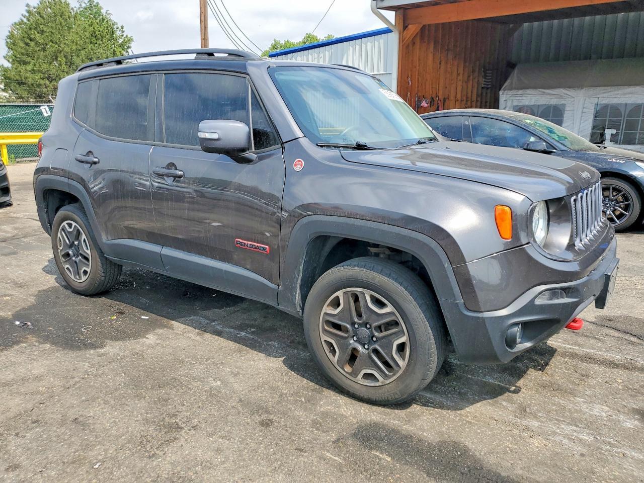 2016 Jeep Renegade Trailhawk - zdjęcie 4