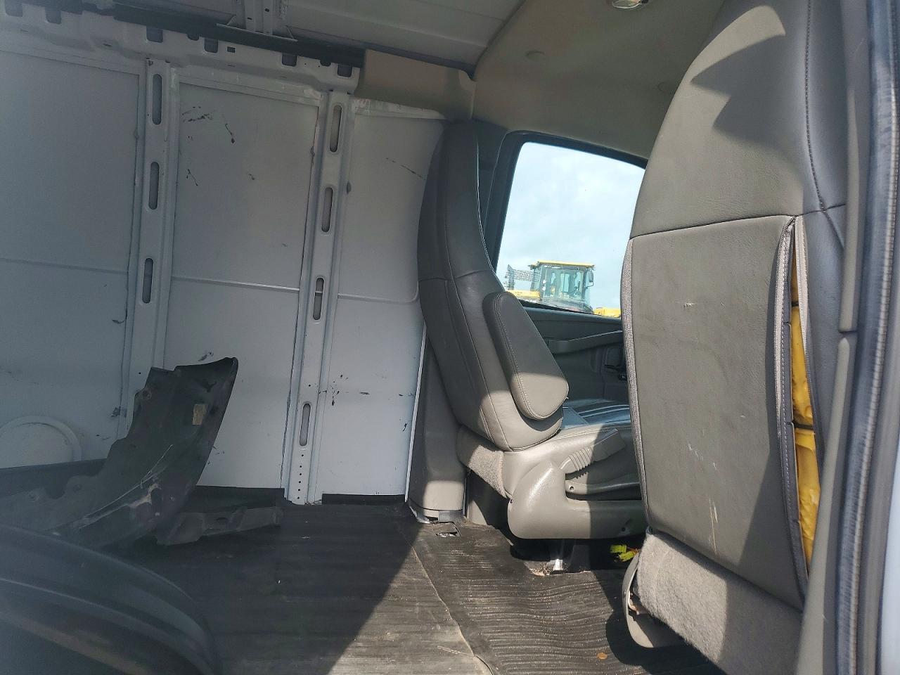2022 Chevrolet Express G2500 - zdjęcie 10