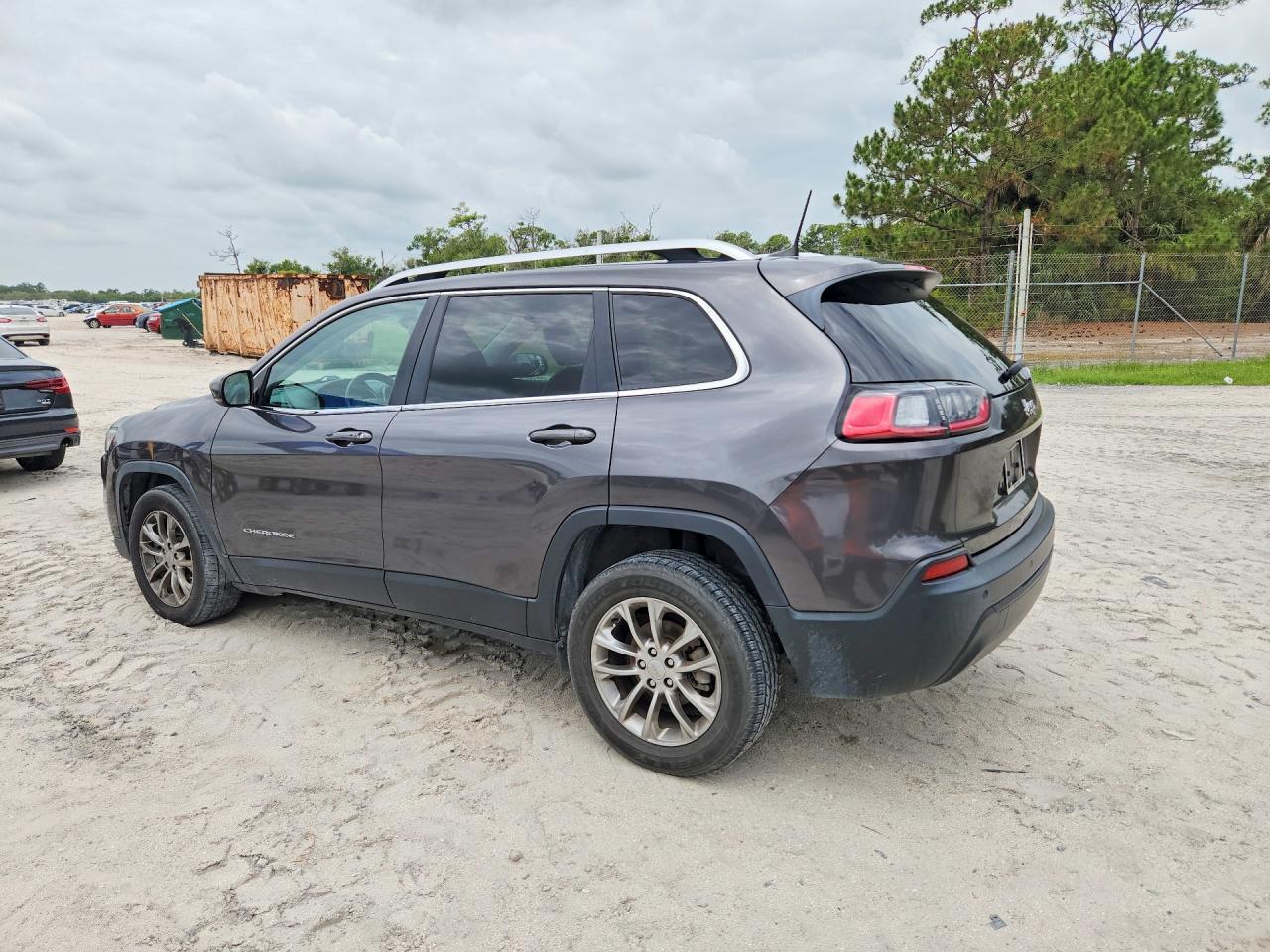 2021 Jeep Cherokee Latitude Plus - zdjęcie 2