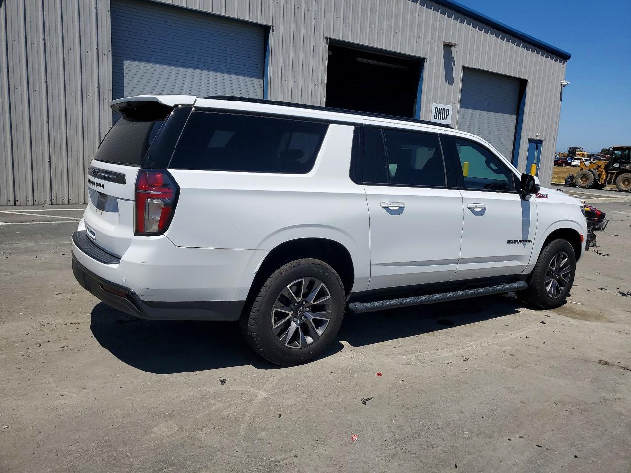 2021 Chevrolet Suburban K1500 Z71 - zdjęcie 3