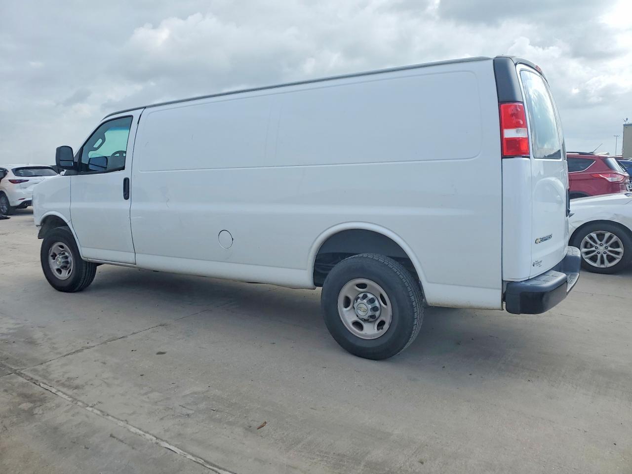 2022 Chevrolet Express G2500 - zdjęcie 2
