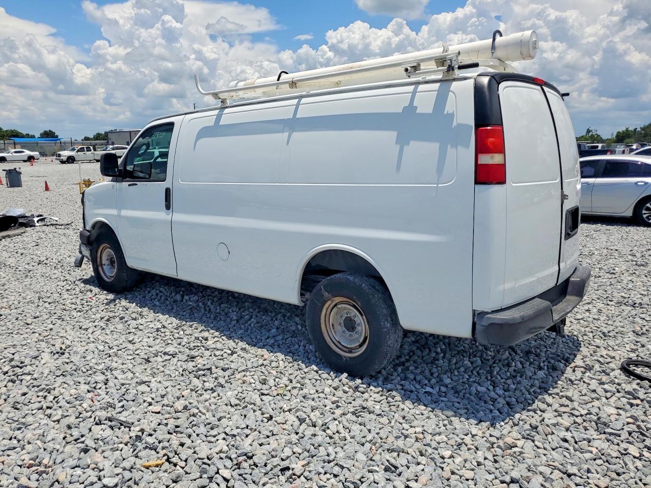 2017 Chevrolet Express G2500 - zdjęcie 2