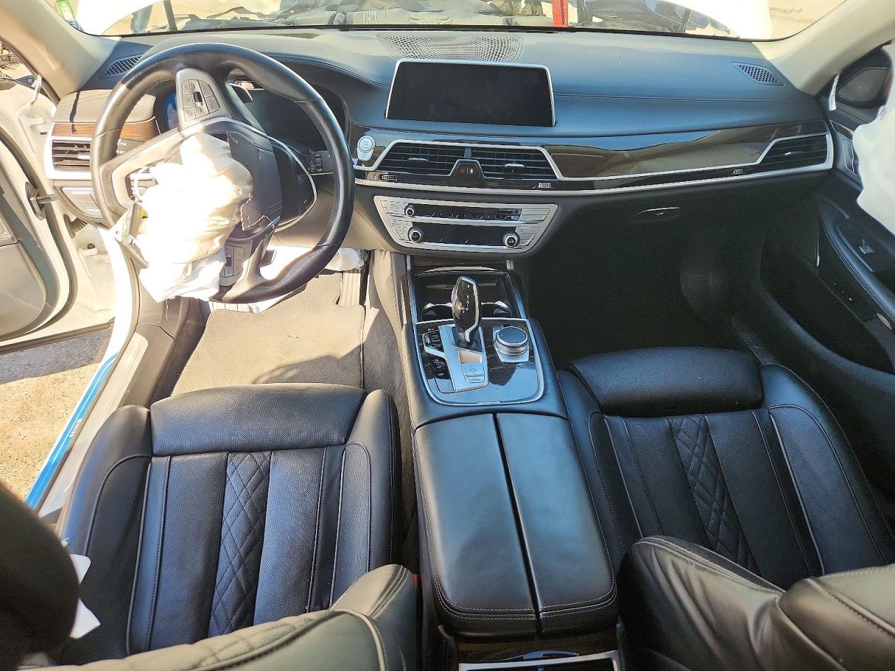 2021 BMW 750 Xi - zdjęcie 8