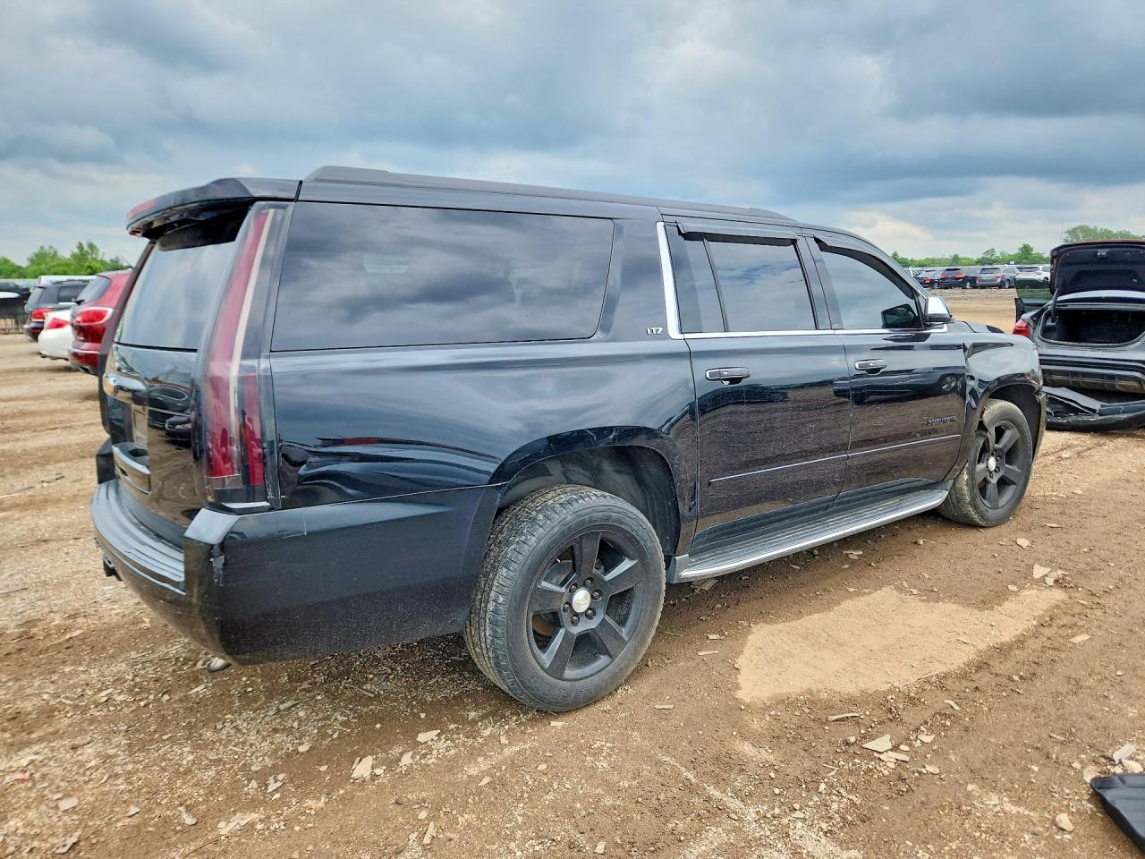 2016 Chevrolet Suburban - zdjęcie 3