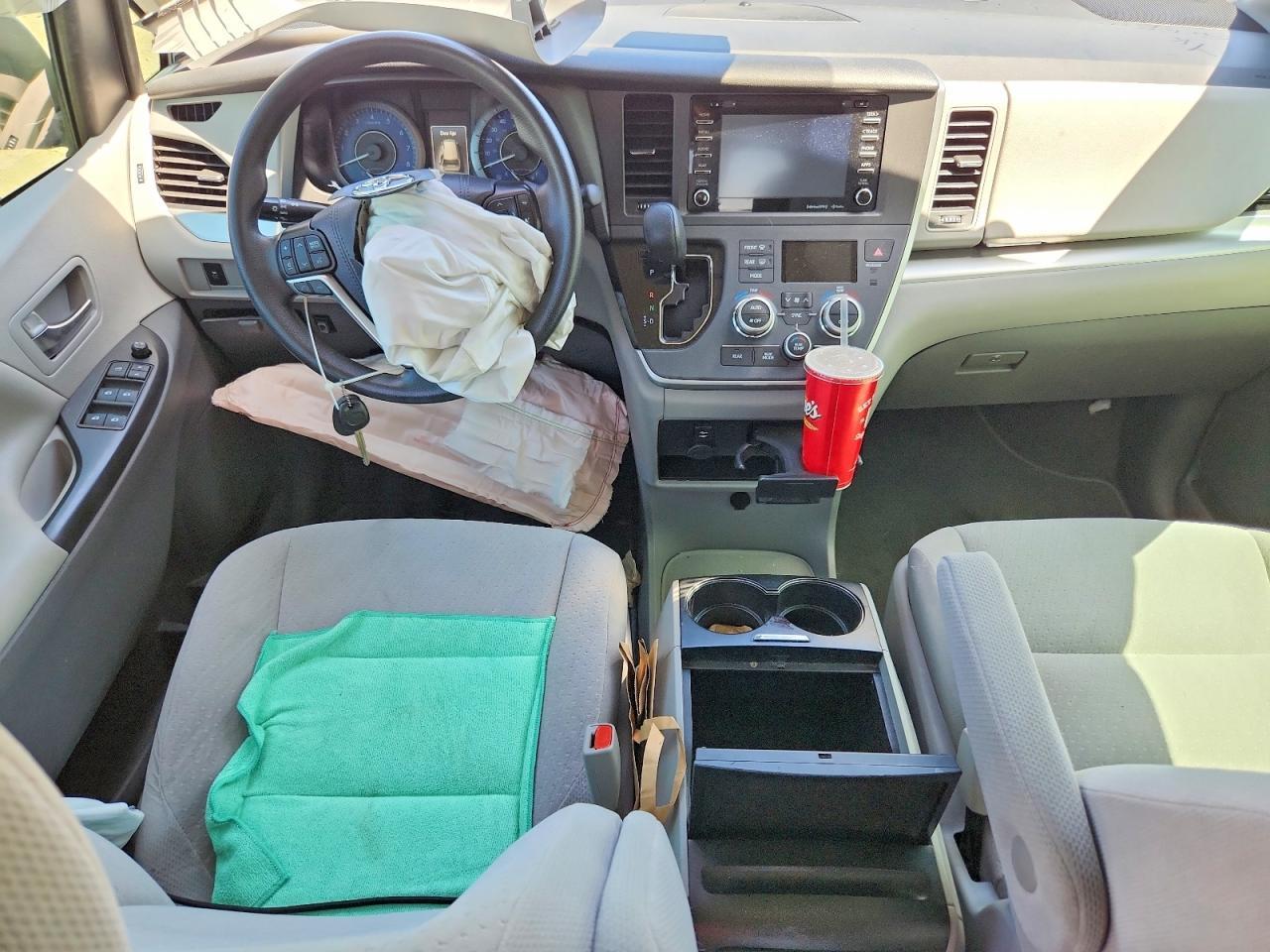 2020 Toyota Sienna Le - zdjęcie 8